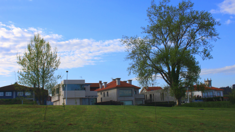 Chalés frente al parque de las Trece Rosas, en Oleiros (A Coruña). Chalés frente al parque de las Trece Rosas, en Oleiros (A Coruña).