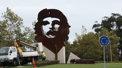 Operario municipales realizan tareas de mantenimiento en el monumento a Che Guevara en Oleiros (A Coruña). Operario municipales realizan tareas de mantenimiento en el monumento a Che Guevara en Oleiros (A Coruña).