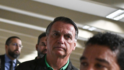 El expresidente de Brasil, Jair Bolsonaro, sale de una sesión solemne en el Senado Federal.