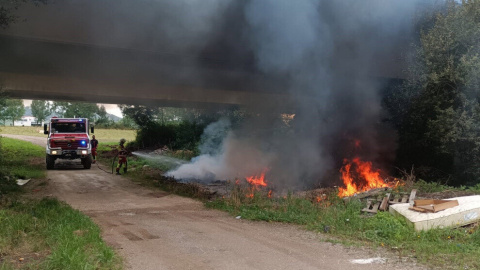 Arde un vertedero ilegal en Penagos debajo de la A-8