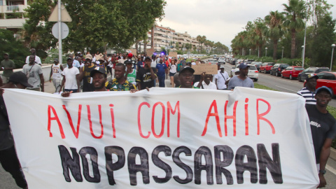 Una setantena de persones s'han manifestat a Salou en defensa dels manters i en contra del racisme.