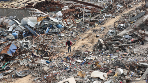 Un hombre entre los escombros de Gaza el 10 de febrero de 2025. Un hombre entre los escombros de Gaza el 10 de febrero de 2025.