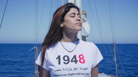 La eurodiputada francesa Rimma Hassan a bordo del Madleen, antes de su detención en junio de 2025.