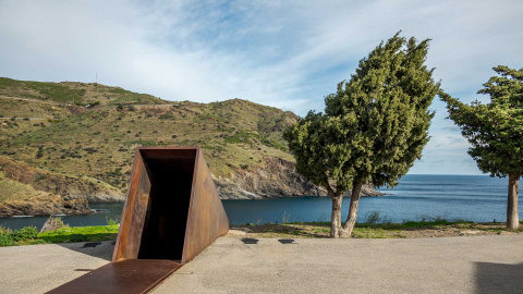 Portbou-Monument-Funerari-en-memoria-de-Walter-Benjamin-empordaturisme 'Passatges', declarat Bé Cultural d’Interès Nacional l’any 2018, una obra inaugurada el 1994 dedicada a Walter Benjamin, creada pel reconegut escultor israelià Dani Karavan