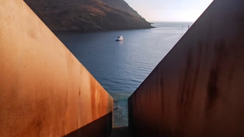 img-2605-tunel-2204512 Baixem pels 87 graons que té, que porten cap al mar. El primer tram és cobert, però després no, i gaudim de nou del paisatge