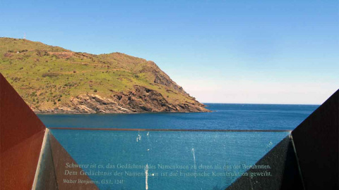 Memorial_Walter_Benjamin_Po Tenim davant part del camí que va fer Benjamin fins a Portbou. A la carena veiem la “caseta dels alemanys”, que els permetia vigilar a banda i banda.