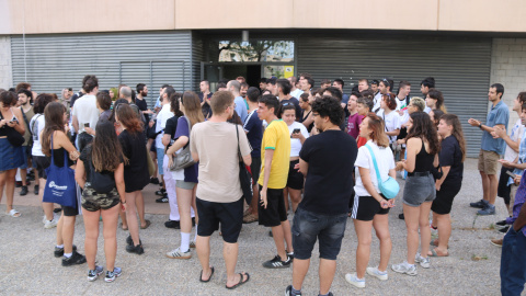 Alguns dels concentrats en el desnonament a la porta d'entrada del bloc a Girona Alguns dels concentrats en el desnonament a la porta d'entrada del bloc a Girona