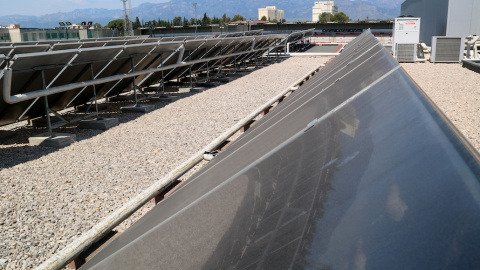 tortosa_anna ferras Imatge d'una instal·lació de plaques solars al poliesportiu de Tortosa