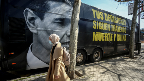 El autobús que la Asociación de Víctimas y Afectados por el Coronavirus (Anvac) puso frente al Parque del Retiro de Madrid en marzo de 2021.