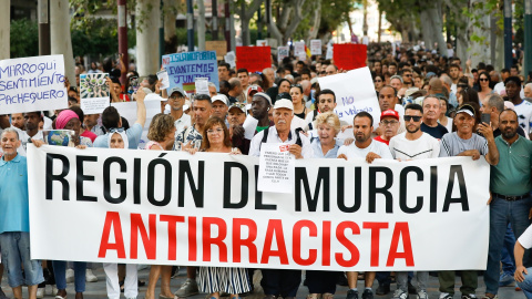Varias personas durante la concentración antirracista, a 21 de julio de 2025, en Murcia.