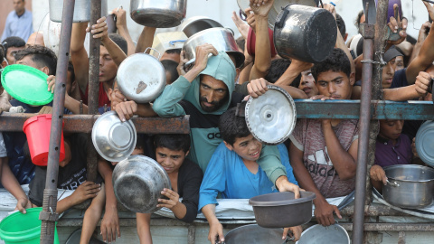 EuropaPress_6858495_july_14_2025_gaza_city_gaza_strip_palestinian_territory_charity Los palestinos esperan el reparto de ayuda humanitaria en la ciudad de Gaza, Gaza, el 14 de julio de 2025.