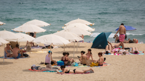 fumar-playas-piscinas-ley-antitabaco Bañistas durante la prohibición de fumar, en Barcelona.