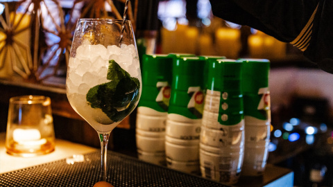 Imagen de un cóctel con hielos.