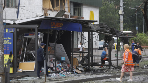 KYIV (Ukraine), 21/07/2025.- Communal workers clean debris at the site of a drone strike on a bus stop and a metro entrance in Kyiv, Ukraine, 21 July 2025, amid the Russian invasion. At least two people died and 15 people were injured after Russian forces launched an overnight large-scale combined attack with at least 24 missiles and 426 drones across Ukraine, the State Emergency Service (SES) of Ukraine reported. (Rusia, Ucrania, Kiev) EFE/EPA/SERGEY DOLZHENKO
