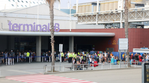 Turistes entrant a la terminal B de creuers del port de Barcelona, en una imatge d'arxiu