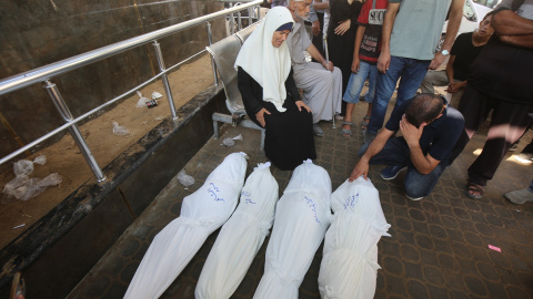 Gazatíes lloran el asesinato de sus familiares a manos de Israel, a 23 de julio de 2025.