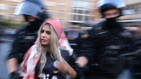 AFP__20231014__33YB2EF__v2__HighRes__TopshotGermanyIsraelPalestinianConflictDemonstr_2 Una manifestante es detenida por un policía antidisturbios durante una concentración propalestina en Fráncfort el 14 de octubre de 2023