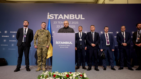 La delegación ucraniana en las negociaciones con Rusia que se celebran en Estambul atiende a los medios, a 23 de julio de 2025.