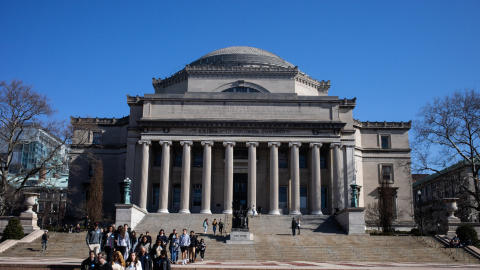Foto de archivo de estudiantes en el campus de la Universidad de Columbia