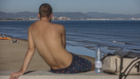 EuropaPress_4888097_chico_banador_toma_sol_playa_24_diciembre_2022_valencia_comunidad_valencia Un chico tomando el sol en la playa de Valencia