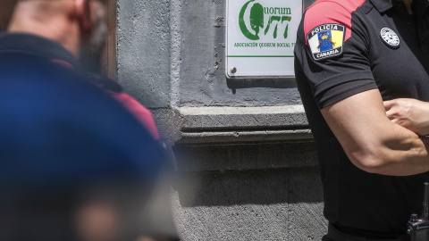 Agentes de la Policía Canaria registran por orden judicial la sede en Las Palmas de Gran Canaria de la asociación Quórum Social 77, en una operación que ha provocado el cierre de un centro de acogida de menores migrantes que gestiona para la comunidad autónoma en la localidad de Arinaga. EFE/Ángel Medina G.