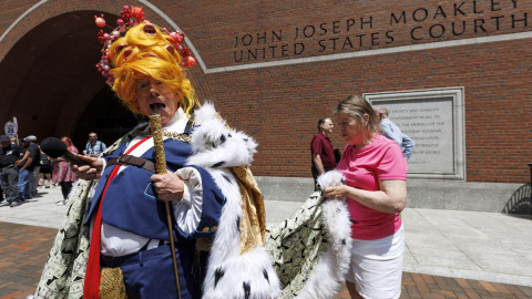 David Prum, parodiando al presidente estadounidense Donald Trump como "El Verdadero Rey Loco", participa en una manifestación frente a un tribunal de Boston en una de las causas de Trump contra la Universidad de Harvard.