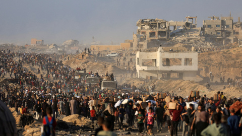 Palestinos en Beit Lahia en Gaza el 16 de junio de 2025.