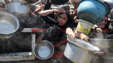 Palestinos esperando al reparto de comida, a 23 de julio de 2025, en la Franja de Gaza.