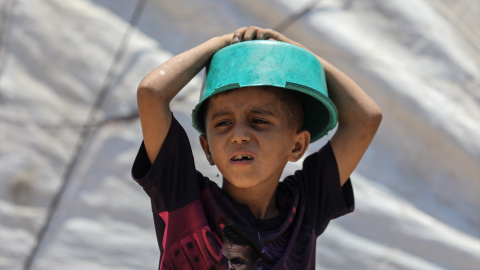 Un niño espera a recibir comida en la Franja de Gaza