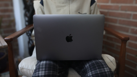 Una persona sujeta un portátil, a 11 de septiembre de 2024, en Madrid (España).