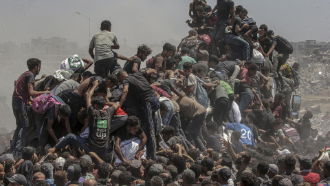 Decenas de personas intentan conseguir alimentos de un camión de ayuda el pasado domingo cerca de un punto de distribución de alimentos en Zikim, al norte de la Franja de Gaza. Decenas de personas intentan conseguir alimentos de un camión de ayuda el pasado domingo cerca de un punto de distribución de alimentos en Zikim, al norte de la Franja de Gaza.