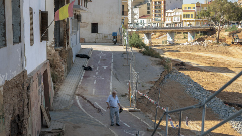 Una persona pasea junto el barranco del Poyo este lunes en Paiporta (València).