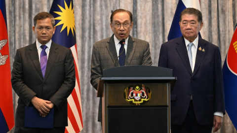 El primer ministro interino de Tailandia, Phumtham Wechayachai (centro), habla durante una conferencia de prensa junto al primer ministro de Camboya, Hun Manet (izq.), y el primer ministro de Malasia, Anwar Ibrahim (der.)