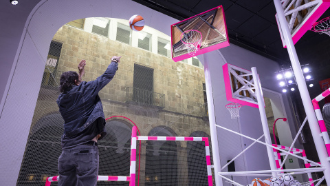 Estadi, de Cabosanroque i Flexo Arquitectes, transforma el claustre del Santa Mònica en un estadi amb porteries i cistelles que conviden a jugar i trencar les regles a ‘CITISSIMUM ALTISSIMUM FORTISSIMUM‘.