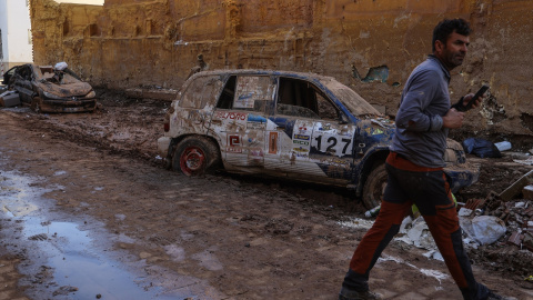Dos coches destrozados tras la DANA, a 28 de noviembre de 2024, en Paiporta.