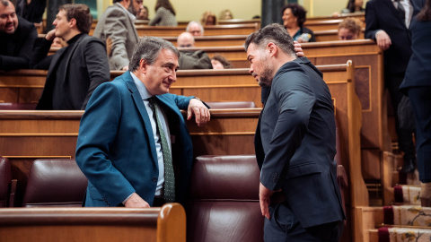 Esteban Rufián Aitor Esteban, presidente del PNV, y Gabriel Rufián, portavoz de ERC en el Congreso, conversan en un Pleno, cuando Esteban todavía era diputado, en enero de 2025.