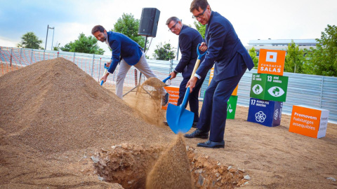 El president de la Generalitat, Salvador Illa, i l'alcalde de Martorell, Xavier Fonollosa, col·loquen la primera pedra d'una promoció d'habitatge protegit El president de la Generalitat, Salvador Illa, i l'alcalde de Martorell, Xavier Fonollosa, col·loquen la primera pedra d'una promoció d'habitatge protegit