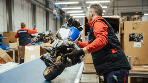 Fotografía de archivo de un trabajador en una fábrica de juguetes.