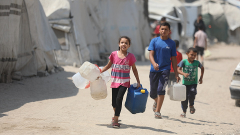 (Foto de ARCHIVO)26 July 2025, Palestinian Territories, Gaza: Palestinian children try to meet their daily water needs by filling jerry cans from water tankers brought into the area in Gaza city, on July 26, 2025. In the Gaza Strip, which remains under Israeli attacks, Palestinians are struggling to survive under extremely harsh conditions, as Israel continues to deprive Palestinians from even the most basic necessities from such as shelter, food, and clean water. Photo: Omar Ashtawy/APA Images via ZUMA Press Wire/dpaOmar Ashtawy/APA Images via ZUMA / DPA26/7/2025 ONLY FOR USE IN SPAIN
