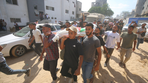 Palestinos transportan un muerto este martes en Gaza.