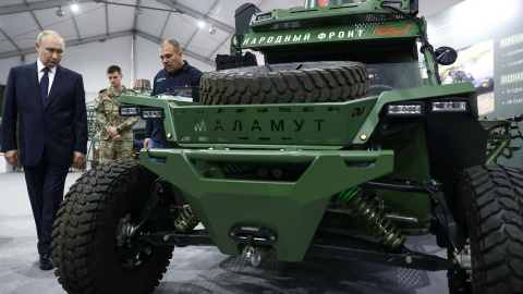 El presidente ruso, Vladimir Putin, en una exposición de material militar.