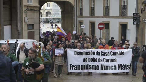 EuropaPress_5568721_decenas_personas_cuarta_marcha_devolucion_casa_cornide_11_noviembre_2023 Decenas de personas durante la cuarta marcha por la devolución de la Casa Cornide, a 11 de noviembre de 2023, en A Coruña.