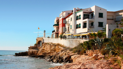 Poble típic de pescadors, d’estil Mediterrani, situat a Roda de Berà, davant del mar, anomenat Roc de Sant Gaietà.