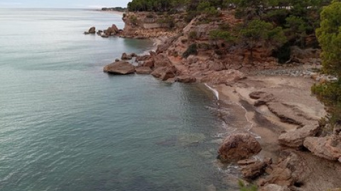 Camí de ronda entre cales de Miami Platja