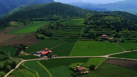 Parc Natural Zona Volcànica de la Garrotxa És el millor exponent de paisatge volcànic de la península Ibèrica. Té una quarantena de cons volcànics i més de 20 colades de laves basàltiques