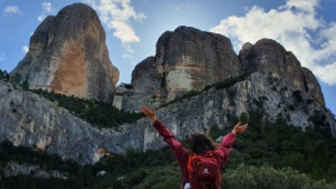 viusalparc El massís dels Ports, situat entre Catalunya, València i Aragó, és un massís calcari, de relleu escarpat i abrupte que ha estat humanitzat des de temps prehistòrics