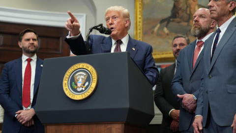 Trump, rodeado de colaboradores este viernes en la Casa Blanca en Washington. Trump, rodeado de colaboradores este viernes en la Casa Blanca en Washington.
