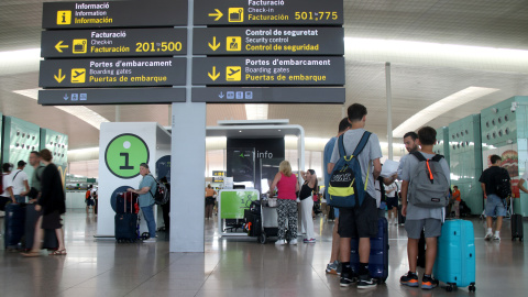Passatgers amb maletes a l'aeroport del Prat Passatgers amb maletes a l'aeroport del Prat