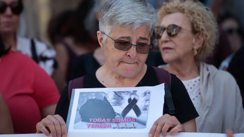 EuropaPress_6881818_mujer_concentracion_ayuntamiento_porrino_30_julio_2025_porrino_pontevedra Una mujer durante una concentración ante el Ayuntamiento de O Porriño, a 30 de julio de 2025, en O Porriño, Pontevedra, Galicia (España).