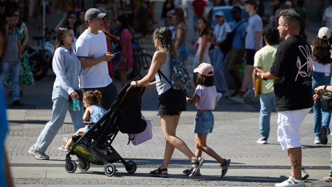 Foto de archiva de una mujer con un carrito de bebé, a 15 de julio de 2025, en Madrid.